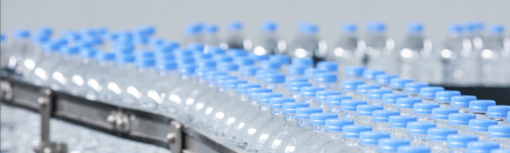 PET beverage production line with labeling system